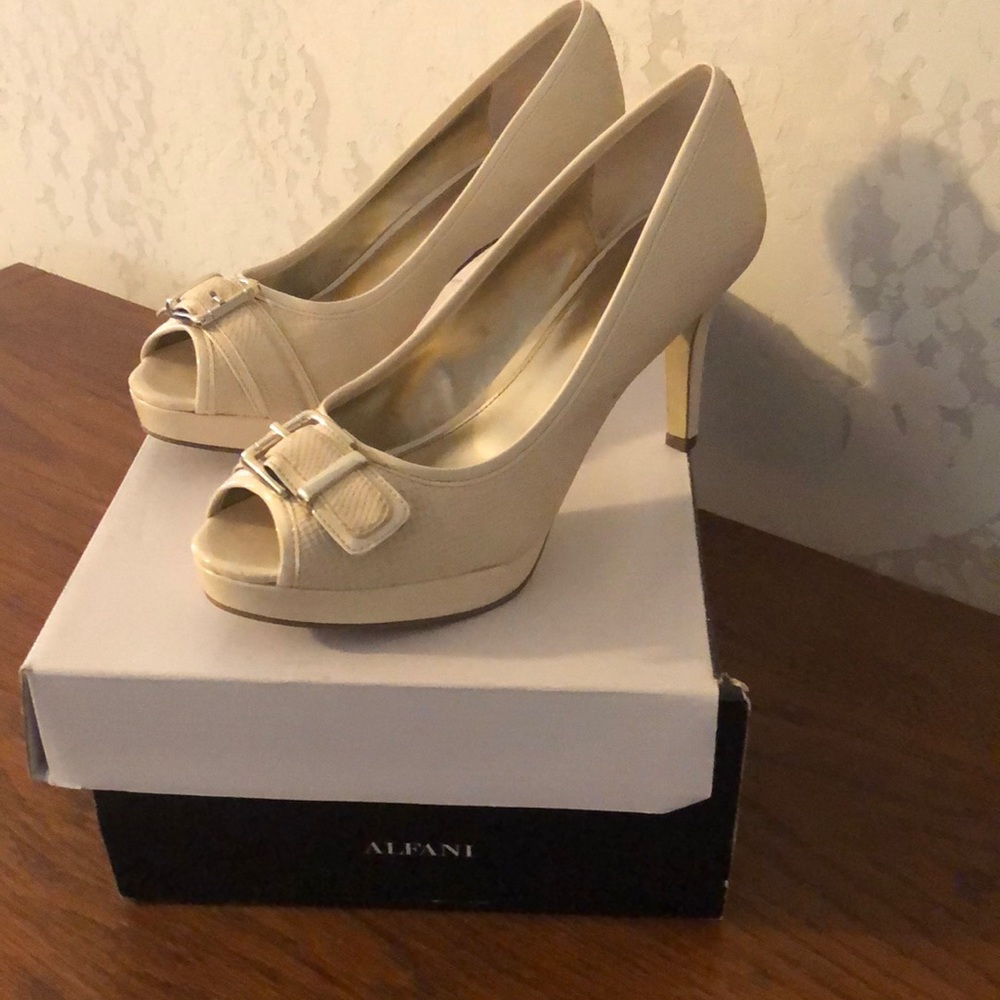 Alfani Shayla Creme Buttermilk Leather Silver Belt Buckle  Peep Toe Pumps 6.5 M